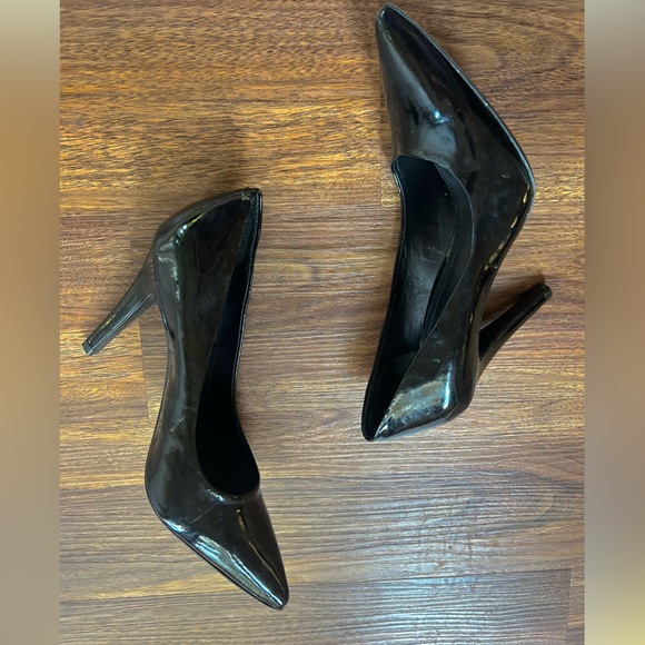 BCBGENERATION Black Patent Leather Pointed Toe Stiletto Pumps 4” Classic | 9 - Picture 4 of 9